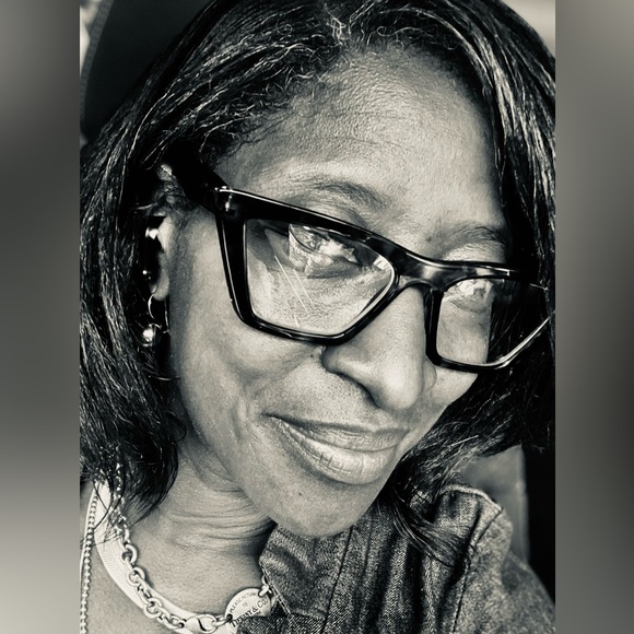 200-300- -Women Clothing-  08/20/25 at 4:30 pm est - Picture 9 of 13